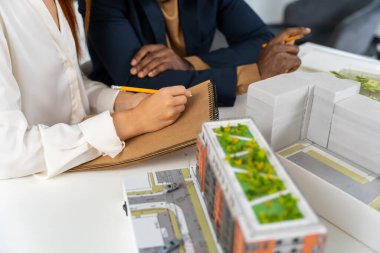 Modern mimarlar. Mimarlık bürosundaki projede birlikte çalışan meslektaşlar.