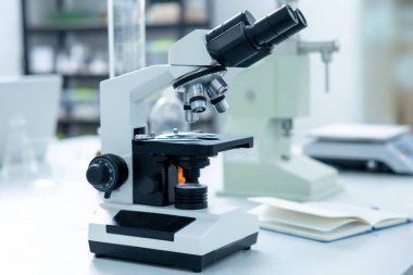 Laboratuvardaki biyolojik örneklerin analizi için tıbbi mikroskop merceğine yakın çekim