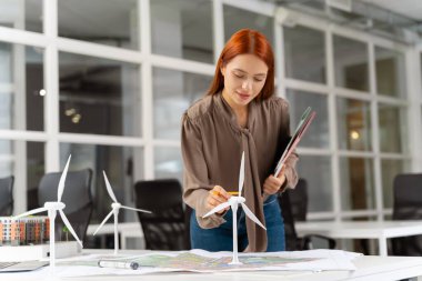 Yeni proje planlaması. Ofiste çalışan bayan yönetici yeni bir proje üzerinde çalışıyor.