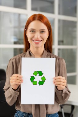 Geri dönüşüm. Gülümseyen genç kadın atık geri dönüşüm projesini sunuyor