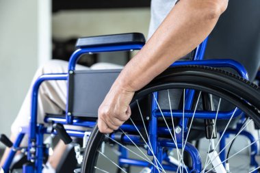 Rehabilitasyon merkezinde tekerlekli sandalyede tanınmayan bir kadın.