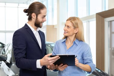 Kontrat imzalıyorum. Satış temsilcisiyle kontratı imzalayan sarışın kadın müşteri.