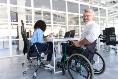 Çalışan internet araçlarını kullanarak çeşitli profesyonellerden oluşan iddialı bir ekiple işbirliği yapan enerji yöneticisi