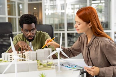 Sürdürülebilir proje. İki genç mimar yeni sürdürülebilir bir proje üzerinde birlikte çalışıyorlar.