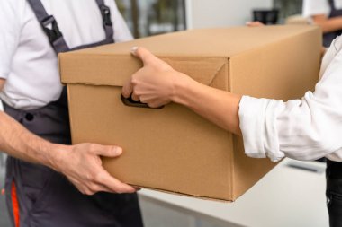 Teslimat servisi. Kutuyu müşteriye veren bir adamın resmini kapat.