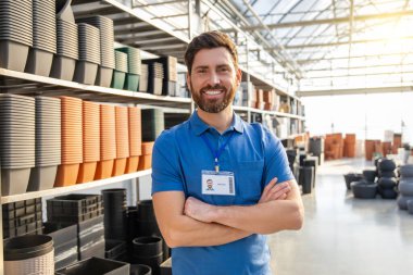 Sakallı, gülümseyen adam saksı satıyor saksı ya da perakende mağazasında saksı satıyor.