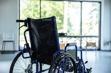 Fizyoterapi seansları için pencereleri ve hastalar için tekerlekli sandalyesi olan parlak hastane odası.