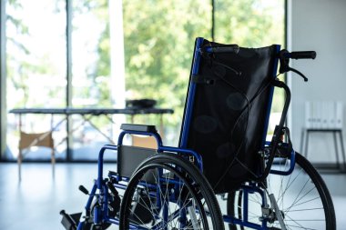 Rehabilitasyon merkezindeki boş terapi odası tekerlekli sandalye ve sağlık hizmetleri için tıbbi gereçler ve hareket kabiliyetinin iyileştirilmesi için destek