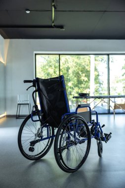 Terapi masası ve tıbbi tedavi için taşınabilirlik ekipmanlarıyla donatılmış boş bir rehabilitasyon odası.
