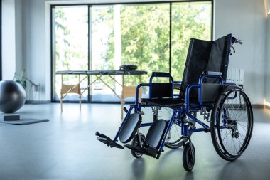 Terapi masası ve tıbbi tedavi için taşınabilirlik ekipmanlarıyla donatılmış boş bir rehabilitasyon odası.
