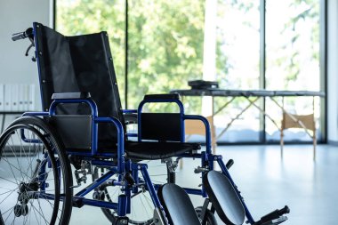 Fizyoterapi seansları için pencereleri ve hastalar için tekerlekli sandalyesi olan parlak hastane odası.