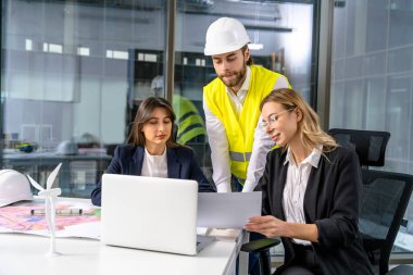 Yeni proje. Ofiste yeni proje detaylarını tartışan bir grup insan