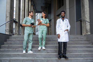 Doktorlar iş başında. Rehabilitasyon merkezindeki bir grup doktor heyecanlı ve enerjik görünüyorlar.