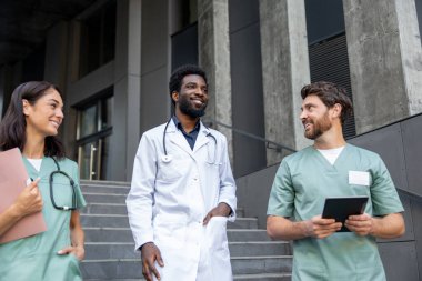 Rehabilitasyon merkezi. Doktorlar rehabilitasyon merkezinin merdivenlerinde.