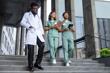 Bir grup doktor. Laboratuvar önlüklü bir grup doktor kendilerine güveniyorlar ve kararlı görünüyorlar.