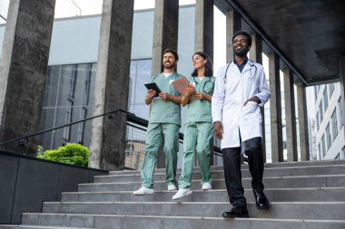 Bir grup doktor. Laboratuvar önlüklü bir grup doktor kendilerine güveniyorlar ve kararlı görünüyorlar.