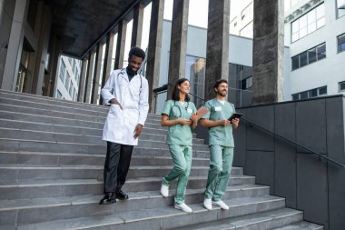 Doktorlar iş başında. Doktor meslektaşlarım rehabilitasyon merkezinden merdivenlere gidiyor.