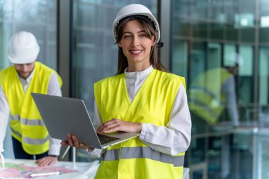 Yeni inşaat projesi. Mühendisler yeni bir inşaat projesinde birlikte çalışıyorlar.