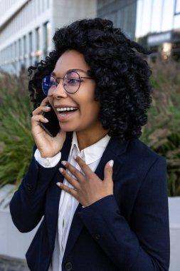 Müvekkil ile sohbet. Güzel görünümlü bir iş kadını telefonda konuşuyor.