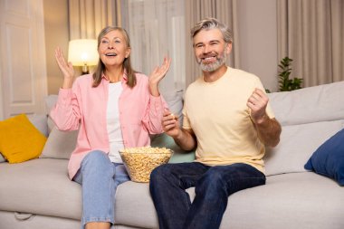 Boş zaman. Olgun bir çift evde vakit geçirir ve pozitif hissederler.