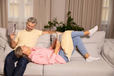 Evde mutlu bir çift var. Olgun mutlu çift evde vakit geçiriyor ve heyecanlı görünüyorlar.