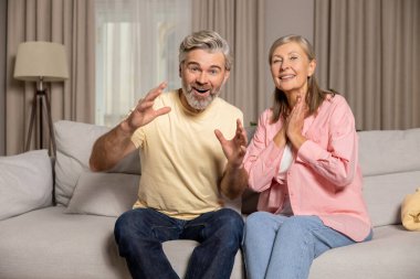 Film izliyordum. Birlikte film izleyen ve ilgilenen bir çift.