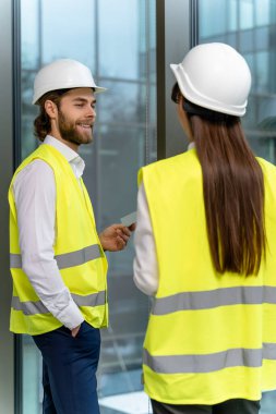 Dayanıklılık. Ofiste yeni bir yeşil enerji projesi üzerinde çalışan iki mühendis.