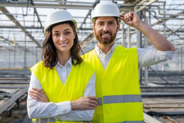 Mühendisler iş başında. Birlikte çalışırken kendinden emin görünen iki mühendis.