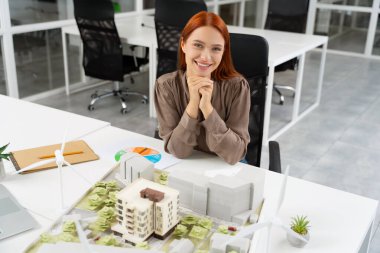 Yeni proje. Zencefilli genç uzman kapsayıcı bir yaşam alanı projesi üzerinde çalışıyor.