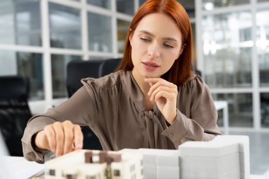Yeni proje. Zencefilli genç uzman kapsayıcı bir yaşam alanı projesi üzerinde çalışıyor.