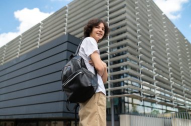 Kendine güven. Kollarını kavuşturmuş kendinden emin genç bir adam.