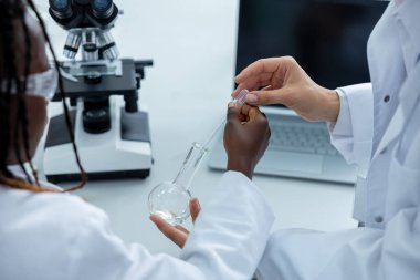 Kimyasal uzmanlık. Okul laboratuarında çalışan ve bu işe karışan insanlar.