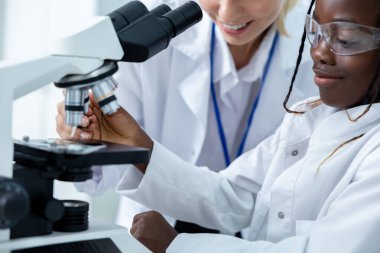 Mikroskopla çalışıyor. Laboratuvardaki mikroskobun resmini kapat