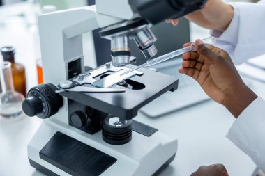 Bilimsel deney. Öğretmen ve bir öğrenci okul bilim laboratuarında çalışıyor.