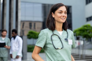 Kadın bir doktor. Laboratuvar önlüğüyle gülümseyen beyaz kadın doktor