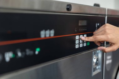 Çamaşır makinesi. Çamaşır makinesinin varil kutusunu kapat