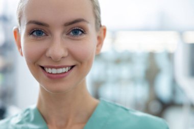 Tıp bürosunun içinde üniformalı, bilimsel laboratuvarda çalışan başarılı genç bir kadın.