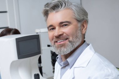 İş yerinde vizyon kontrolü için ileri teknolojiye sahip profesyonel bir optometrist var.