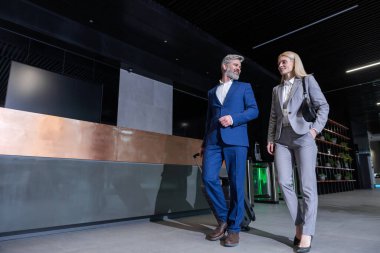 Geldik. Vardıktan sonra havaalanı çıkışına birlikte yürüyen iki kişi.