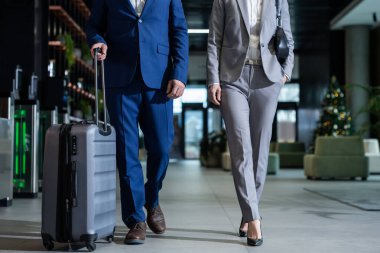 Geldik. İki kişi vardıktan sonra havaalanındaki çıkışa doğru yürüyorlar.