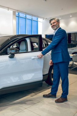 Galeri müdürü galeride çalışan bir alıcıyla çalışıyor.