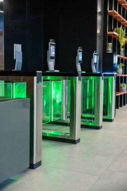 - İş merkezinde. İş merkezinde modern erişim güvenlik kontrolünün resmi