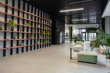 İş merkezi salonu. Modern iş merkezinde büyük bir salonun içinde.