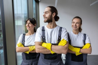 Takım. İşten sonra temizlik ekibi memnun ve kendinden emin görünüyor.