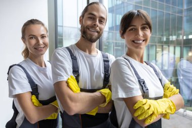 Takım. İşten sonra temizlik ekibi memnun ve kendinden emin görünüyor.
