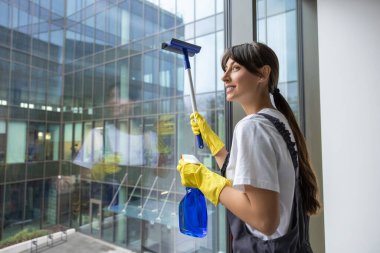 Ofisi temizliyorum. Ofisteki temizlik ekibinde çalışan uzun saçlı genç bayan.