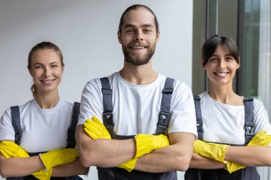 Takım. İşten sonra temizlik ekibi memnun ve kendinden emin görünüyor.