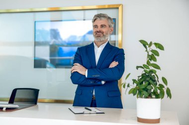 Ofis konferansı sırasında sakallı adam