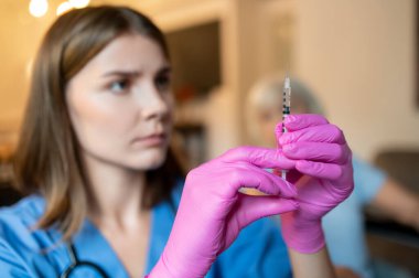 Yaşlı yaşlı kadın özel klinik ziyareti sırasında profesyonel tıbbi bakım görüyor