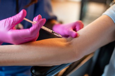 Yaşlı yaşlı kadın özel klinik ziyareti sırasında profesyonel tıbbi bakım görüyor